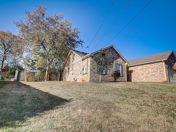 3rd image of 805 Bristol Dr