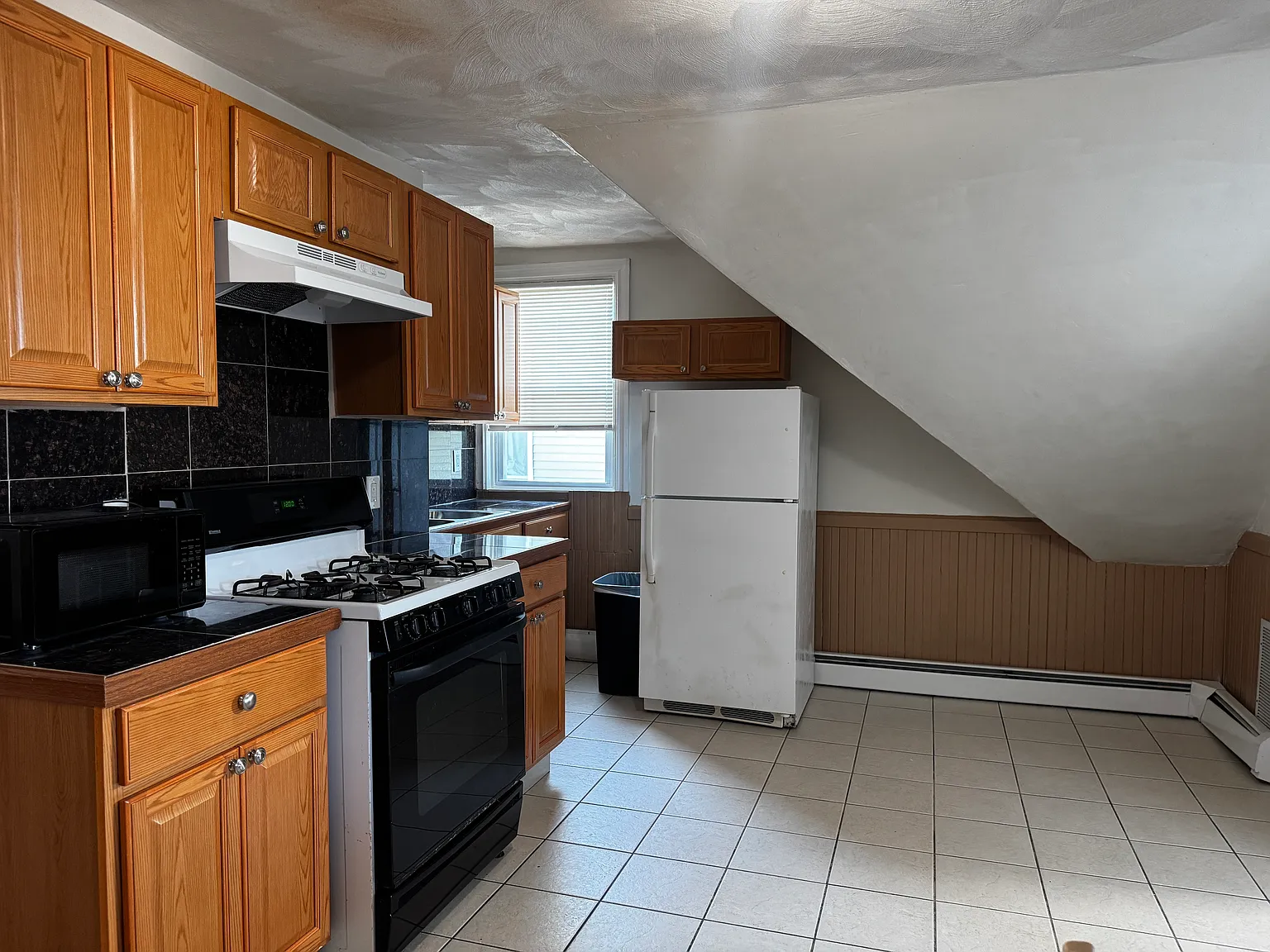 3 bed, 1200 sqft, $1,950 — Photo 3