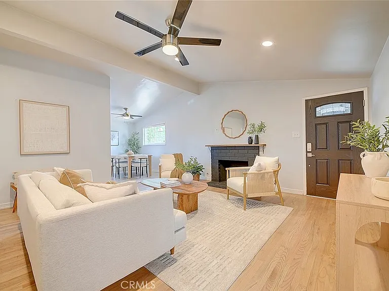 2044 W Spruce Ave — Photo 2