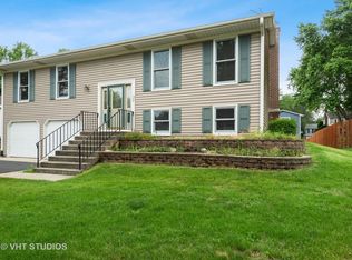 32 Essex Ln, Cary, IL 60013