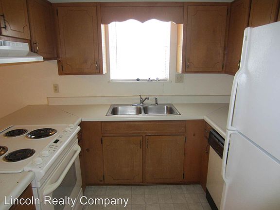 3rd image of 2 Westbrook Cir APT B