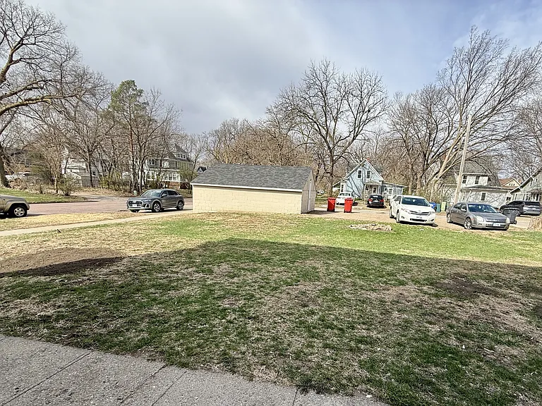 200 N Pine St #202 — Photo 37