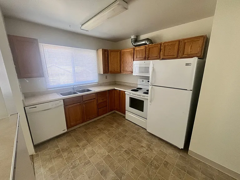 1702 Holmes Dr — Photo 4