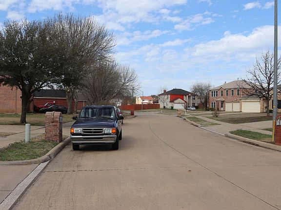 4th image of 810 Creekside Dr