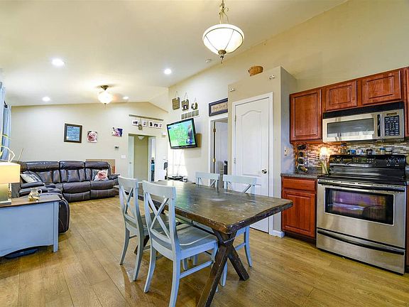 4th image of 471 Rosebud Cir