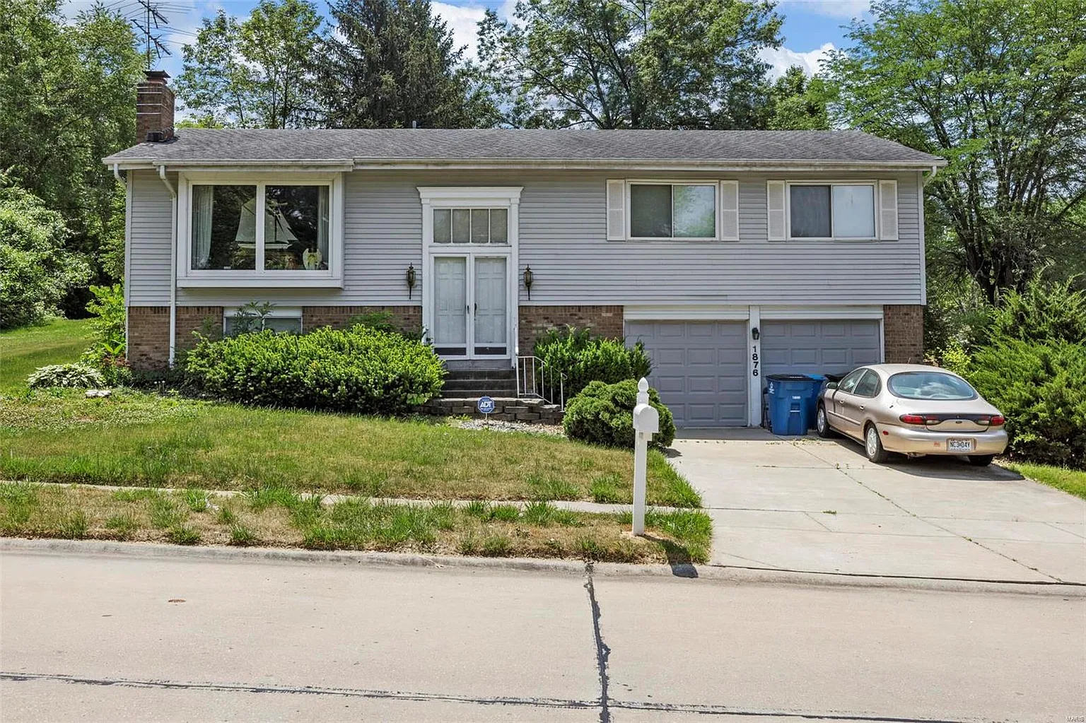 1876 Arrowpoint Dr photo 1