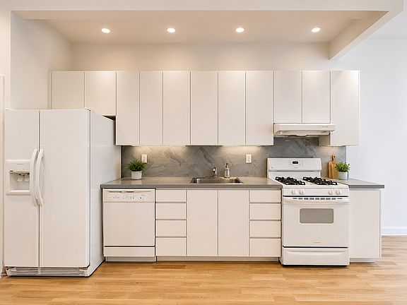 2nd image of 207 W 123rd St