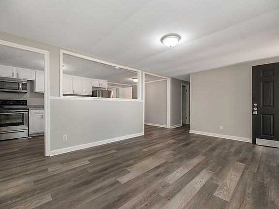 4th image of 210 Balfour Dr