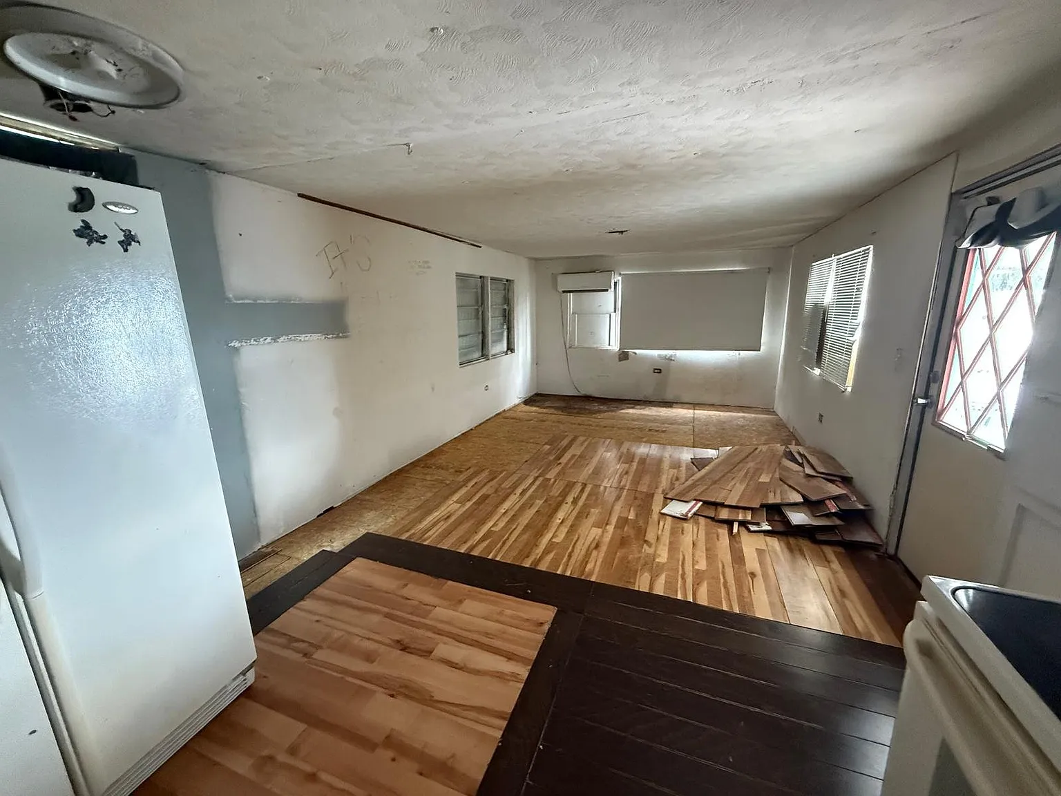 Handyman Special - Mobile Home For Only $500 — Photo 4