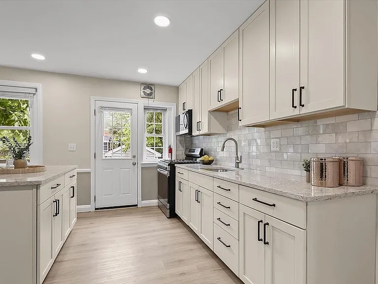 8 Enjay Ave — Photo 23