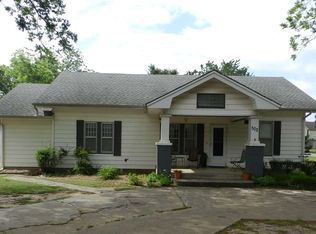 502 E 1st St, Hennessey, OK 73742