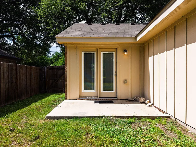 908 E Avenue B — Photo 15