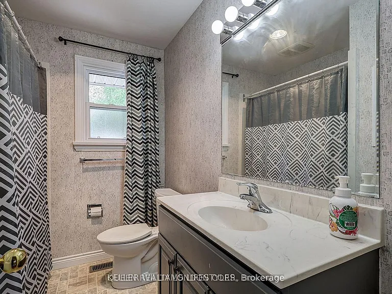 35 Thorncrest Cres — Photo 6
