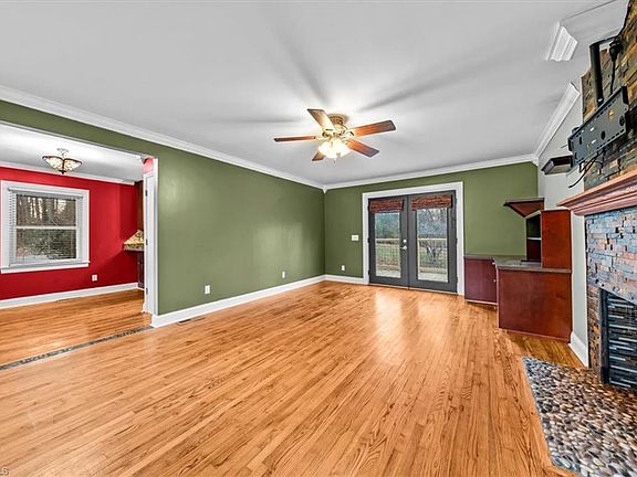 5th image of 303 Hunsucker St