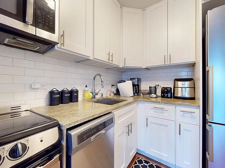 237 E 34th St #2003 — Photo 9