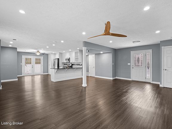 3rd image of 3920 Riveroaks Ln