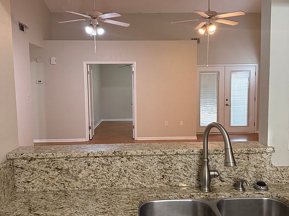5th image of 377 Canterbury Cir NW