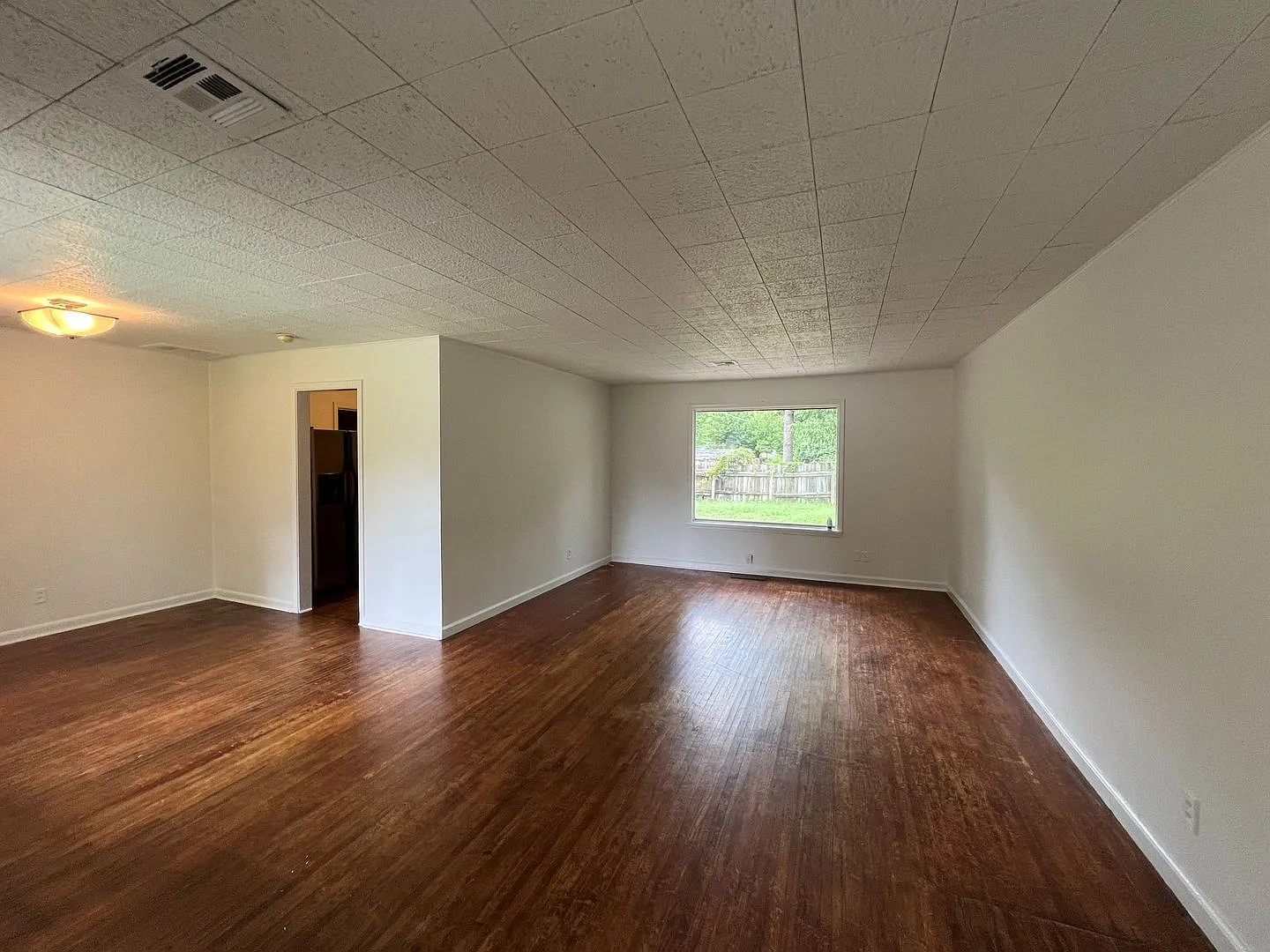 Available For Immediate Move In! Walk To Riverside Parks — Photo 3