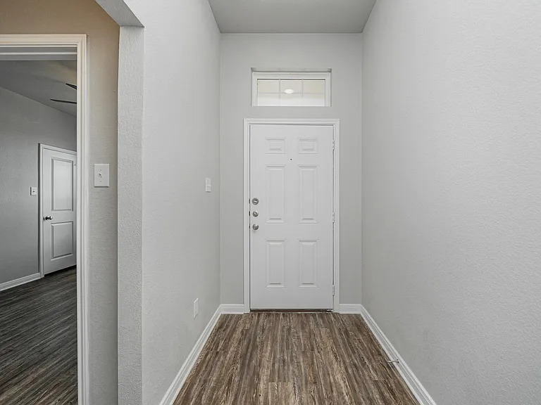 1368 Kingsgate Dr — Photo 2