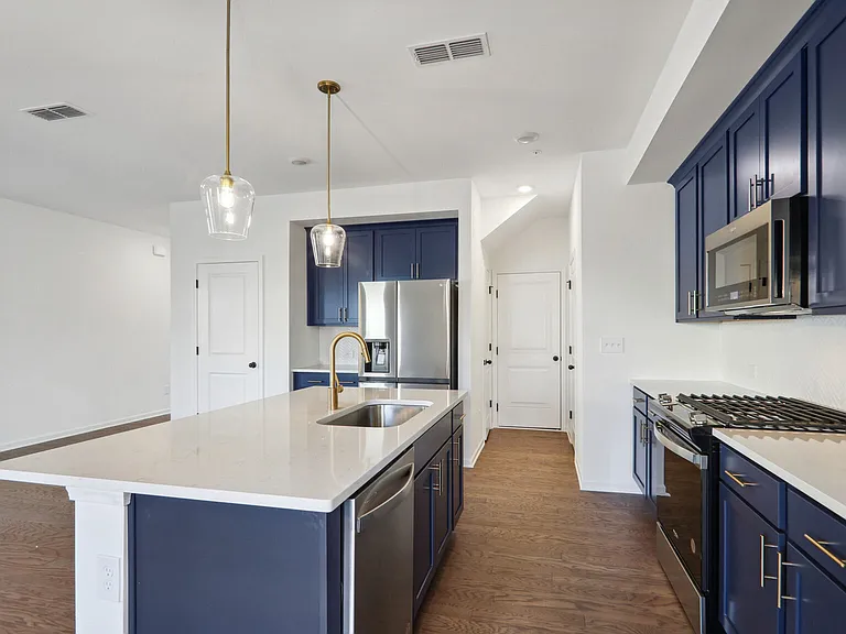 727 Carmes Dr — Photo 6