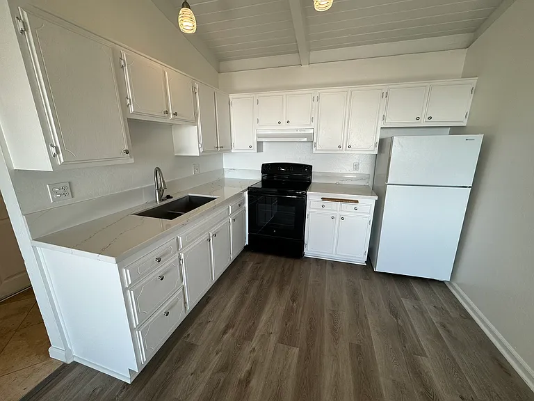 Channel View Apartments — Photo 18
