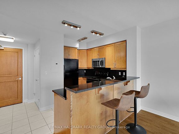 3rd image of 570 Laurier Ave W #1604