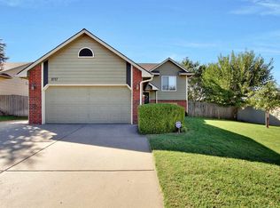 8717 W Oak Ridge Cir, Wichita, KS 67205