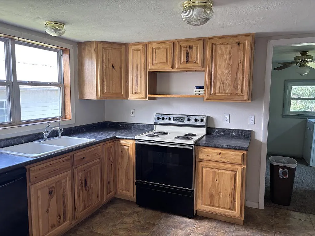 521 Freimuth Ave — Photo 4