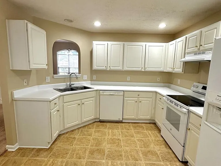 185 Weatherstone Dr — Photo 4