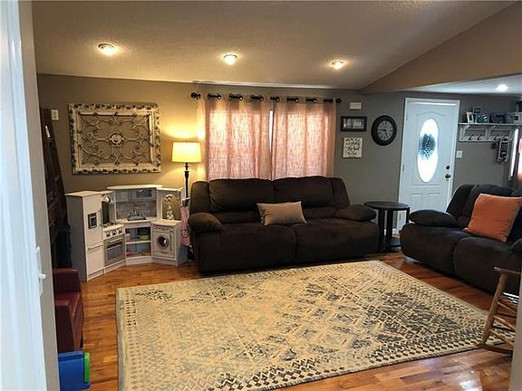 3rd image of 498 Dogwood St