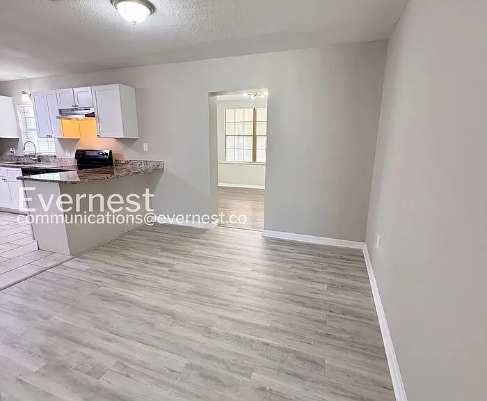 2112 Wolf Rd — Photo 6