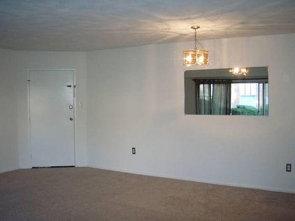 ENTRY & DINING AREA
