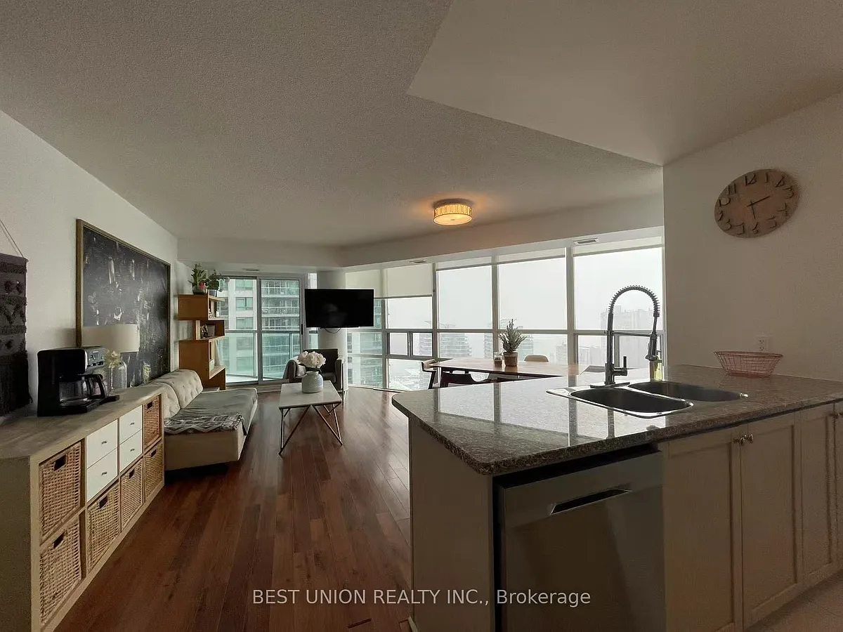 Building Photo - 30 Grand Trunk Cres #3511