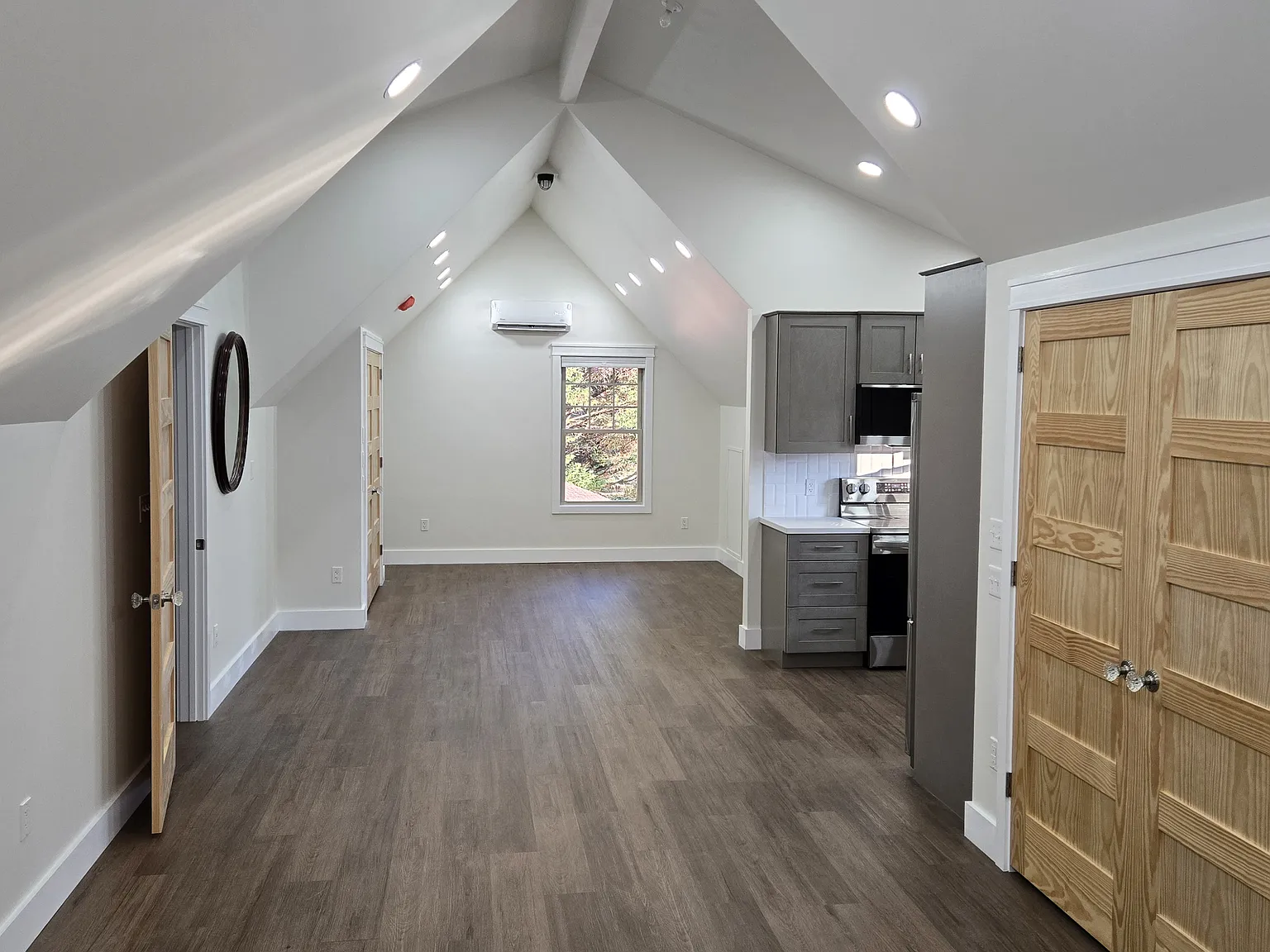 Studio, 717 sqft, $1,400 — Photo 2