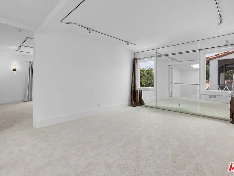 305 S Bedford Dr — Photo 14