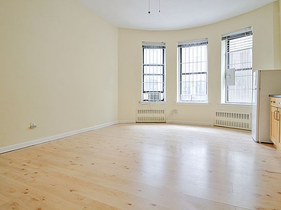 3rd image of 102 W 80th St #11F