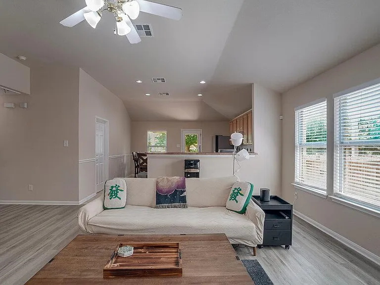 2724 Kickapoo Cavern Dr — Photo 8