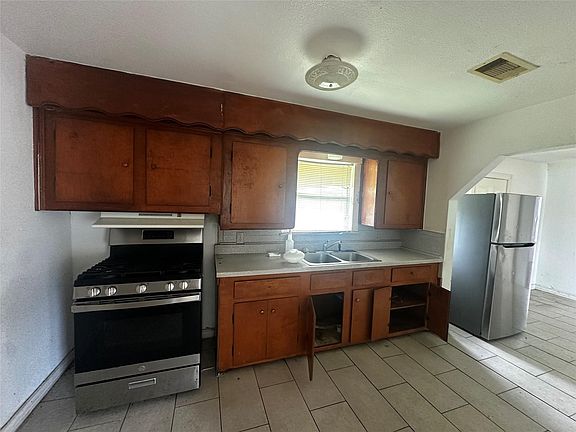 4th image of 1127 Niagara St
