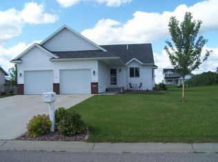 712 W 7th St, Litchfield, MN 55355