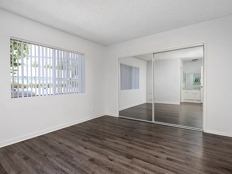 Vanowen Plaza — Photo 14