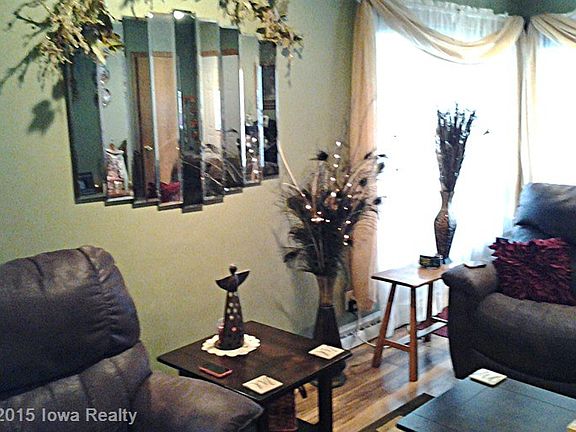 3rd image of 806 Carle St