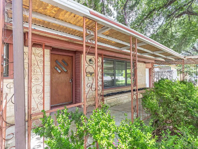422 Sandalwood Ln — Photo 4