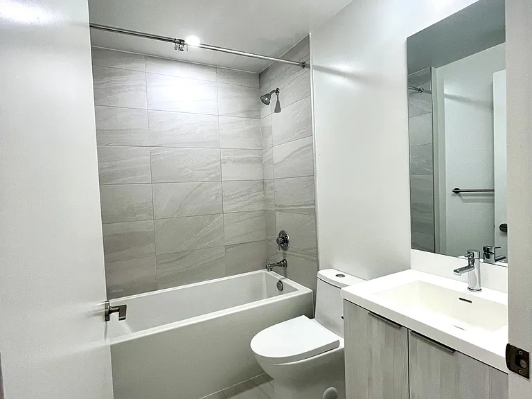 400 King St W #608 — Photo 6