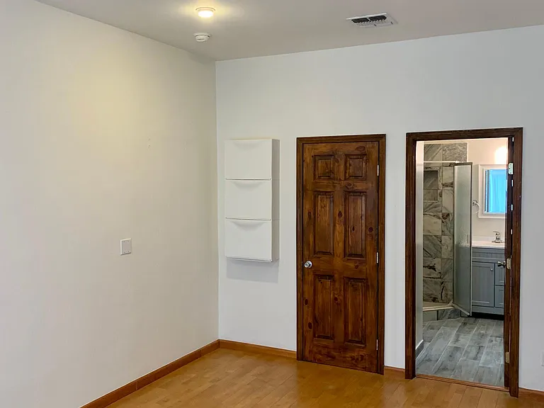 549 N Martel Ave — Photo 42