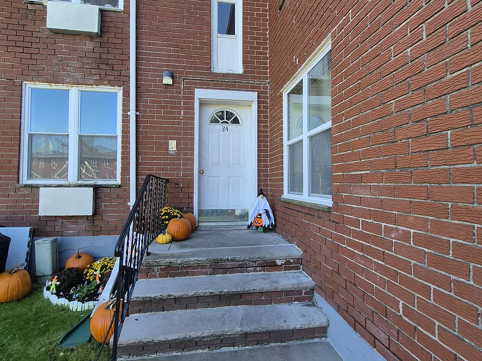 24 Hillcrest St #1B