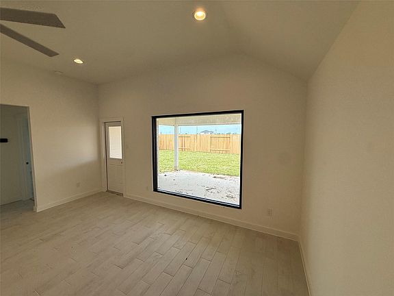 4th image of 818 Orchard Vale Rd