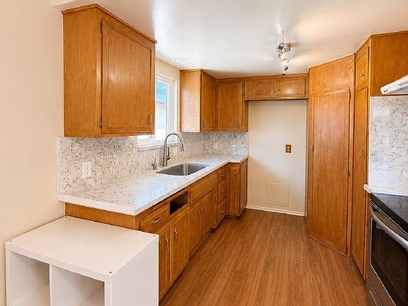 5th image of 228 De Anza St