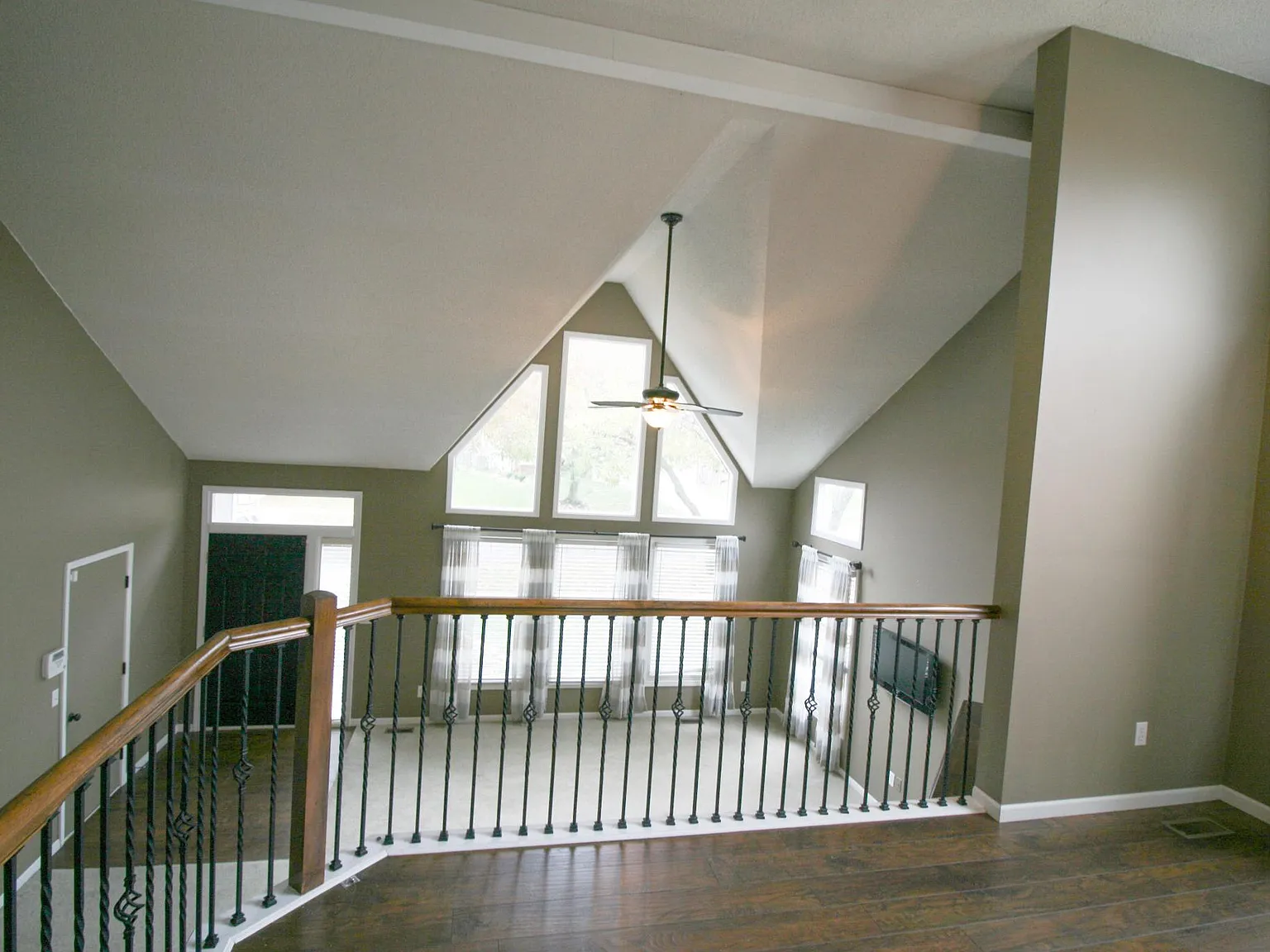 3 bed, 2.5 bath, 1946 sqft, $2,500 — Photo 3