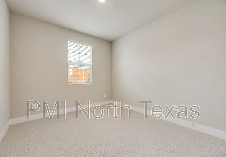 1404 Winters Way — Photo 14