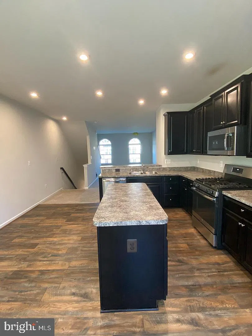 3 bed, 3.0 bath, 1890 sqft, $2,500 — Photo 4